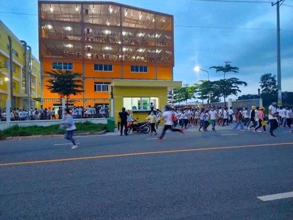 Đám đông hỗn loạn tháo chạy khỏi khu công nghiệp (Nguồn page: Người Bàu Bàng)