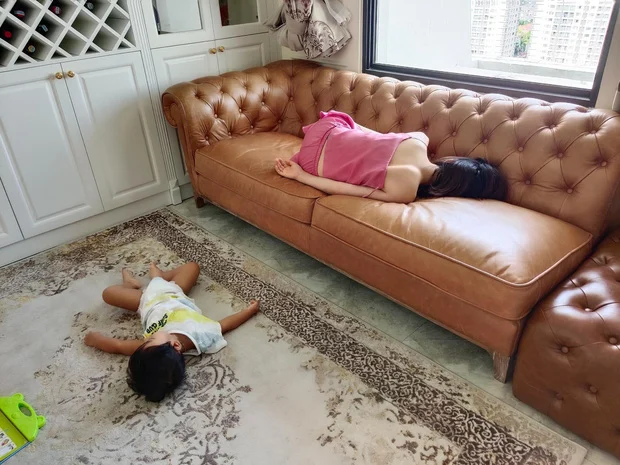 Hòa Minzy khiến cư dân mạng phì cười khi ru con ngủ say sưa kiểu gì mà lúc sau bé Bo ngã lăn xuống sàn, còn mẹ vẫn đang say giấc nồng: 