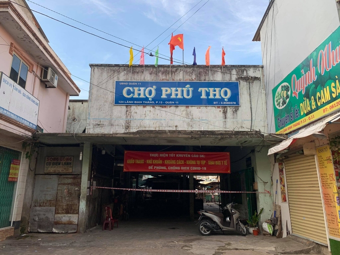 Chợ Phú Thọ được mở lại sạp rau củ quả đầu tiên. Ảnh: Quỳnh Trần.