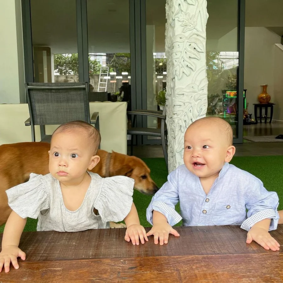 Hà Hồ đăng tải khoảnh hai con ngồi nghiêm túc để họp gia đình. Nét mặt của 