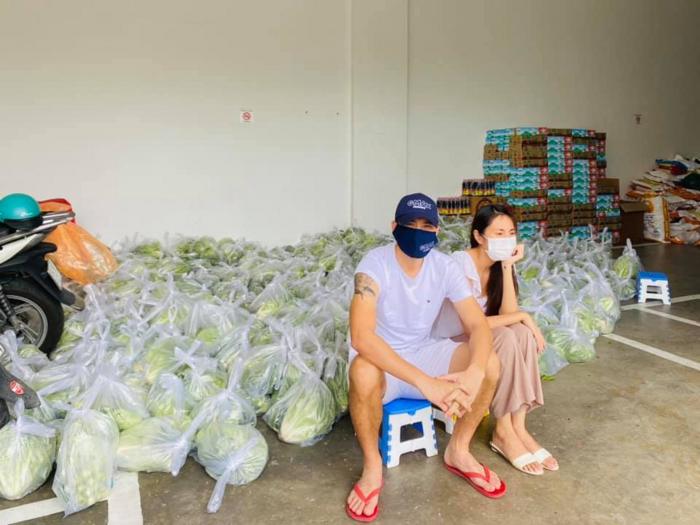 Vợ chồng Thủy Tiên bán rau 1 tỷ 1 bó nhưng tuyên bố giảm giá sốc vì mùa dịch
