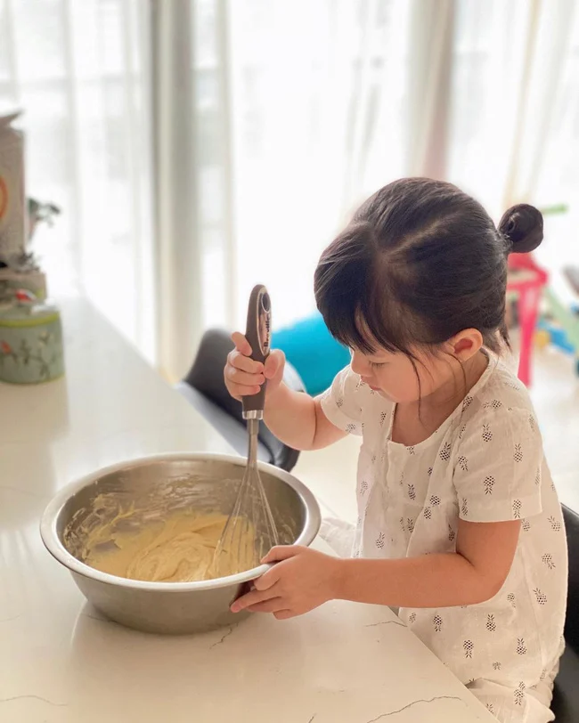 Hoa hậu Đặng Thu Thảo chia sẻ khoảnh khắc con gái đầu lòng Sophia tự mình vào bếp nướng bánh: 