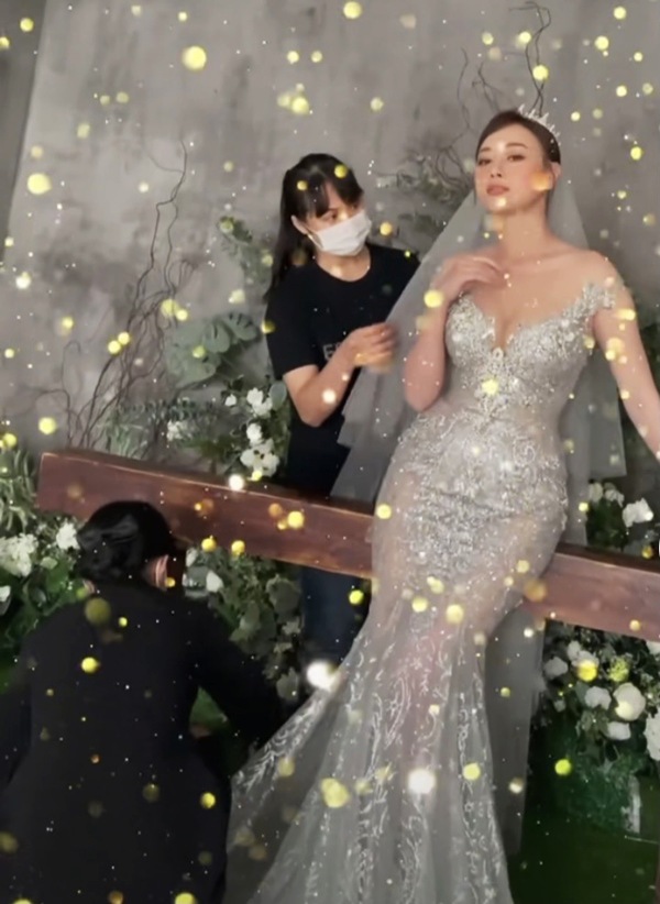 Trước đó, Phương Oanh cũng đã chia sẻ ảnh diện váy cô dâu, hóa ra là cùng trong buổi chụp hình cùng Mạnh Trường.