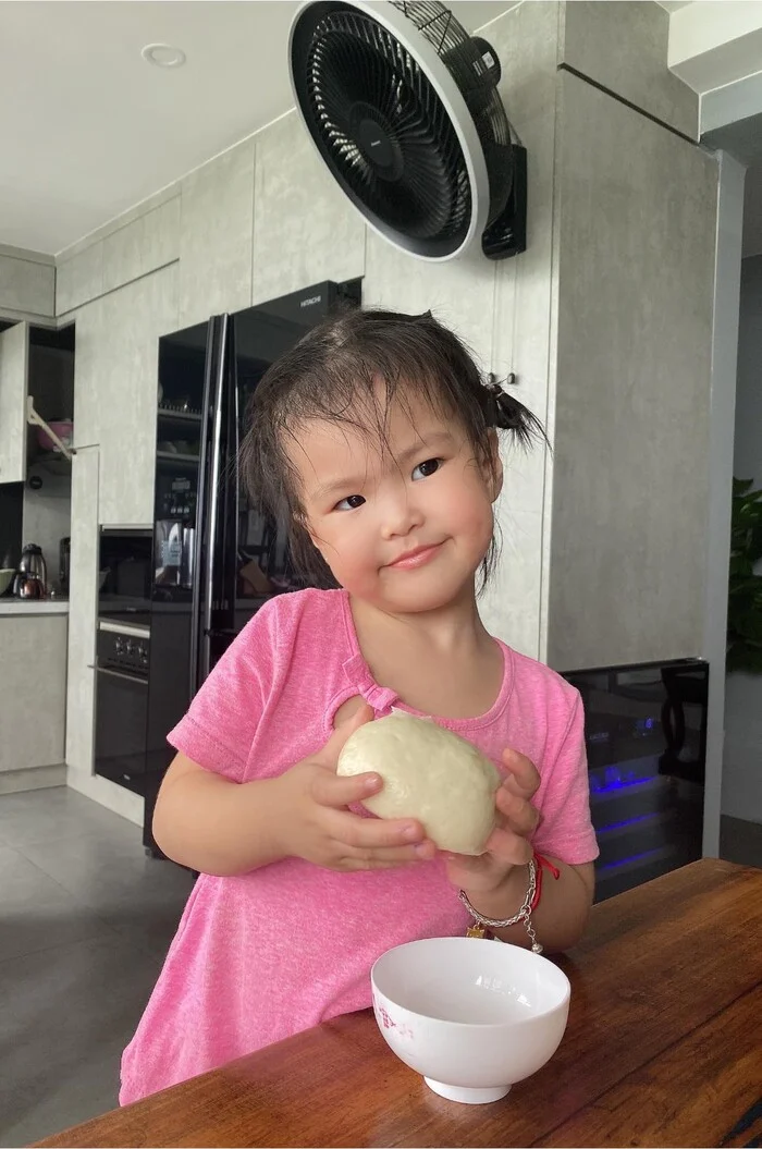 Diễn viên Lê Phương đăng tải loạt ảnh con gái - bé Bông đang vào bếp phụ mẹ làm bánh. Cô còn đính kèm chú thích trêu con gái rằng: 