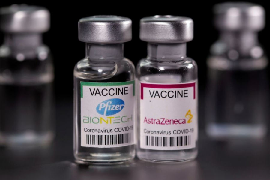 Hai liều vắc xin Pfizer, AstraZeneca có hiệu quả cao trước biến thể Delta. Ảnh: Reuters  