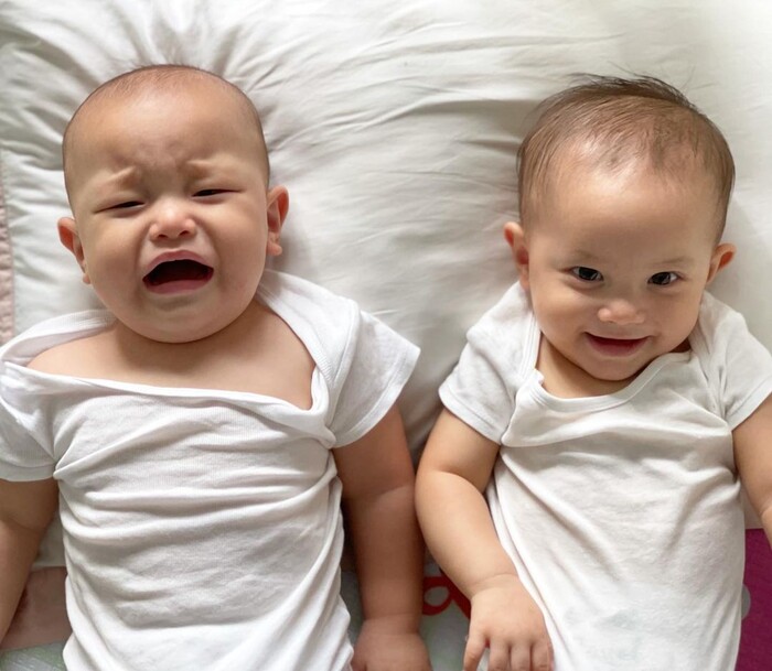Những cặp sinh đôi khóc đứa cười gần nhau sẽ khiến bạn phải thở dài vì quá đáng yêu. Hình ảnh của Hà Hồ thì càng khiến người xem yêu mến.