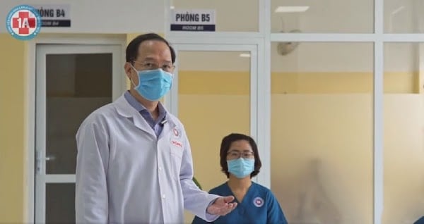 Bác sĩ Calvin Q Trịnh hướng dẫn bài tập phục hồi chức năng phổi cho bệnh nhân Covid-19  (Ảnh: Bệnh viện 1A)