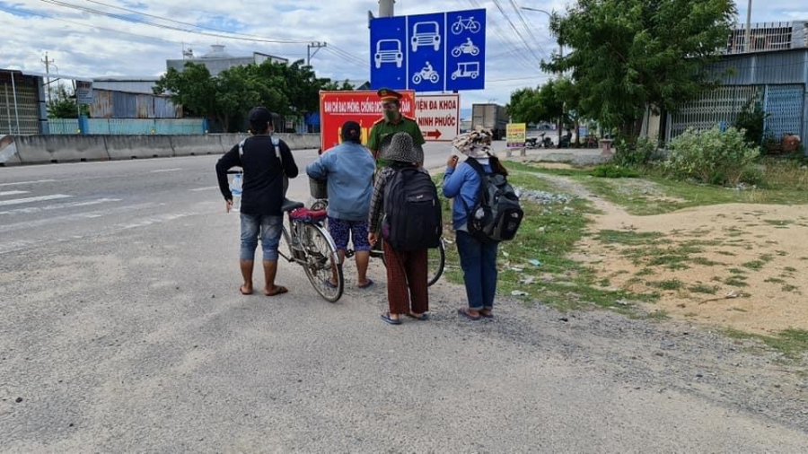 4 mẹ con đạp xe từ Đồng Nai về Nghệ An được công an giúp đỡ 