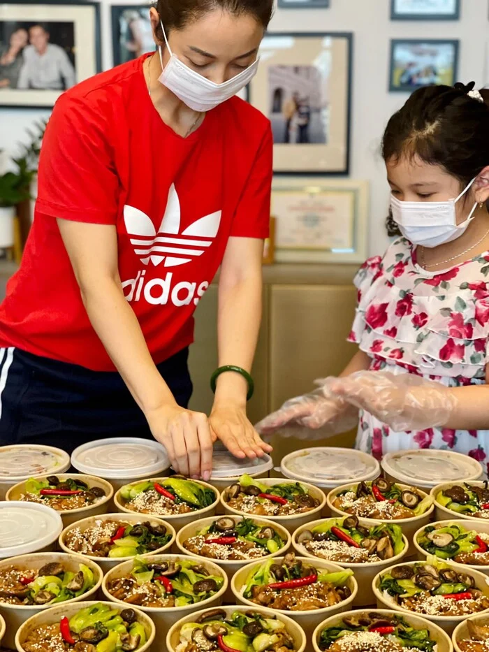 Hoa hậu Jennifer Phạm đăng hình ảnh cùng con gái lớn làm cơm từ thiện gửi đến lực lượng tuyến đầu ở CDC Hà Nội. Theo đó, Jennifer Phạm viết: 