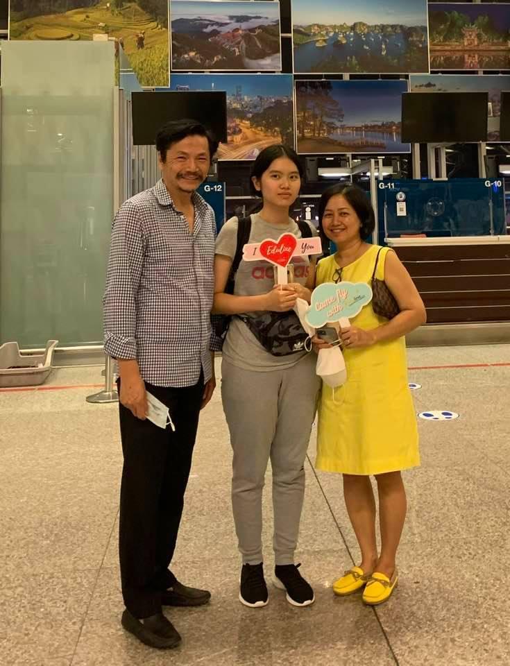 NSND Trung Anh chia sẻ hình ảnh cùng bà xã tiễn con gái xuất ngoại tại sân bay Nội Bài khởi hành sang Mỹ. NSND Trung Anh lòng rối bời nhưng cũng không quên gửi những lời chúc tốt đẹp đến ái nữ. 