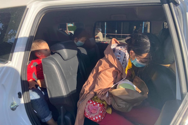 Sáng 31/7, vợ chồng anh Xồng Bá Xò và con trai 9 ngày tuổi được người dân Đà Nẵng thuê xe ô tô chở về quê sau hành trình đi xe máy từ Bình Dương ra.