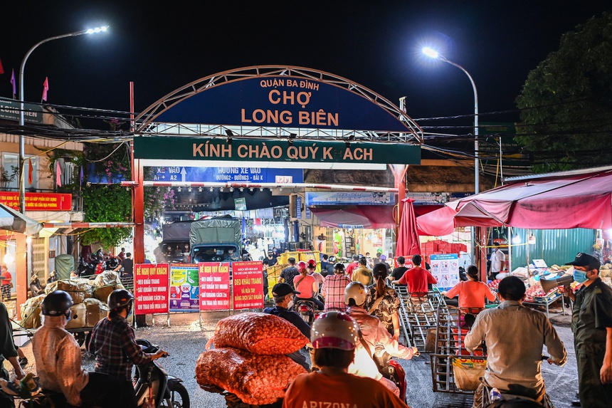 Một phần chợ Long Biên bị phong toả (Ảnh: Zing)