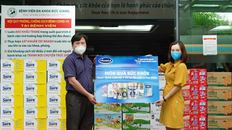 Đại diện Bệnh viện Đa khoa Đức Giang (Tp. Hà Nội) nhận “món quà sức khỏe” từ Vinamilk