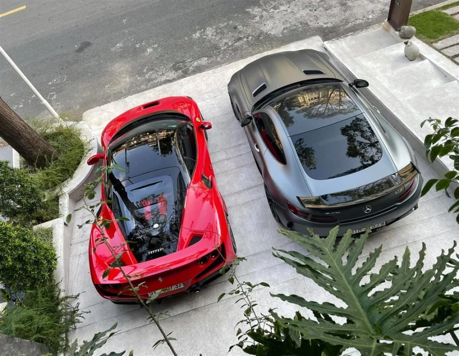 Cường Đô La đăng tải hình ảnh 2 siêu xe đang để trước biệt thự triệu đô, hóm hỉnh viết kèm: 