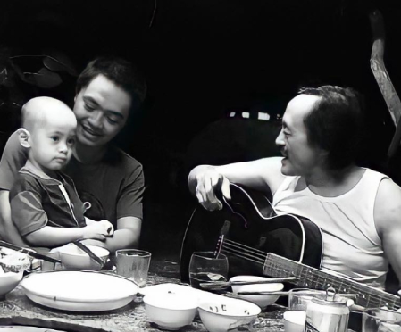 Con trai cố nghệ sĩ Giang Còi - đạo diễn Hiếu Vick đã đăng tải ảnh chụp bố đang cầm đàn hát bên con cháu. Anh chia sẻ: 