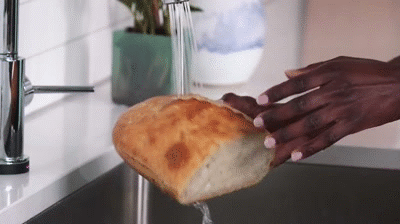 Phun nước hoặc nhúng nước để làm ẩm bánh mì trước khi cho vào lò nướng.