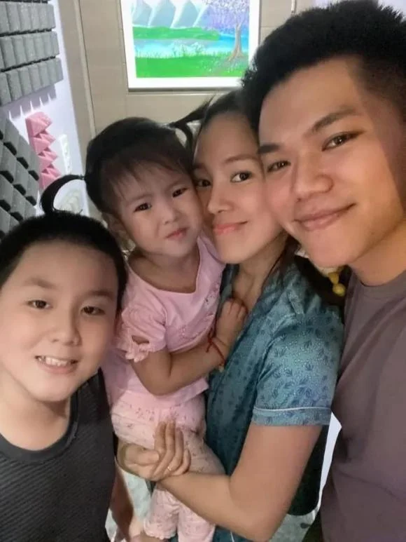 Lê Phương đăng tải bức ảnh gia đình hạnh phúc để kỉ niệm tròn 4 năm ngày về chung một nhà cùng ông xã Phạm Trung Kiên: 