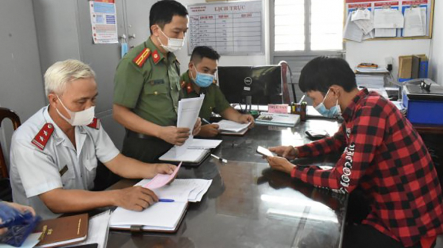 Anh Nguyễn Văn Tú tại buổi làm việc với lực lượng chức năng.