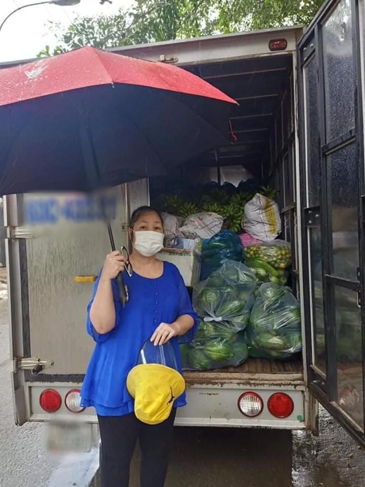 NS Hồng Vân chia sẻ hình ảnh đang đứng dưới mưa lớn nhận một xe tải chứa đầy rau, củ, quả... để gửi đến cho người dân nghèo ở khu vực gần nhà cô. 
