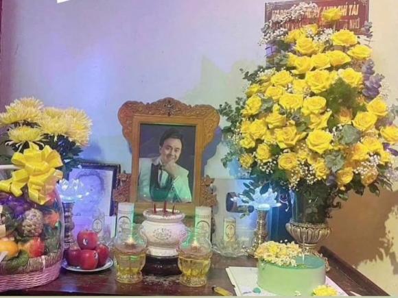 Ngày 15/8 vừa qua là sinh nhật của cố nghệ sĩ Chí Tài, NSƯT Hoài Linh cũng đã chuẩn bị đầy đủ hoa, bánh sinh nhật và cả món quà vào đúng thời khắc sang ngày mới và gửi bức ảnh cho ca sĩ Phương Loan. Nữ ca sĩ đã đăng tải và viết kèm những lời nhắn gửi: 