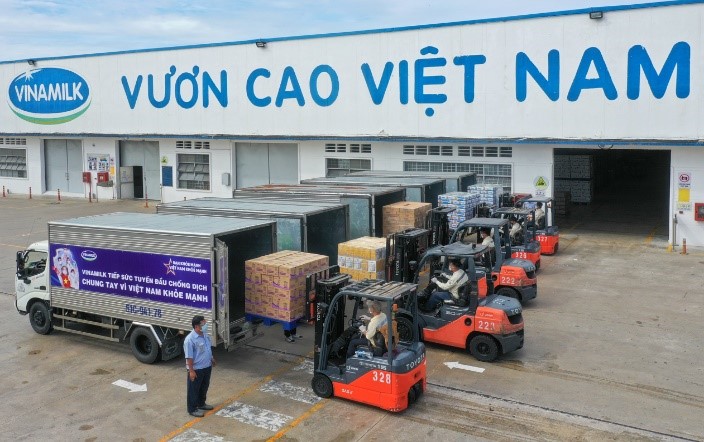 Các chuyến xe với lời chúc “Tuyến đầu khỏe mạnh, vì Việt Nam khỏe mạnh” của Vinamilk mang theo món quà sức khỏe đến với tuyến đầu