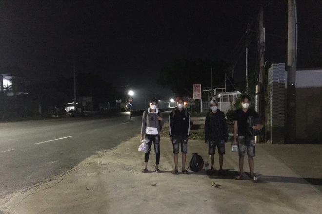 4 thanh niên đi bộ gần 60km về nhà được CSGT giúp đỡ (Ảnh: Dân Trí)