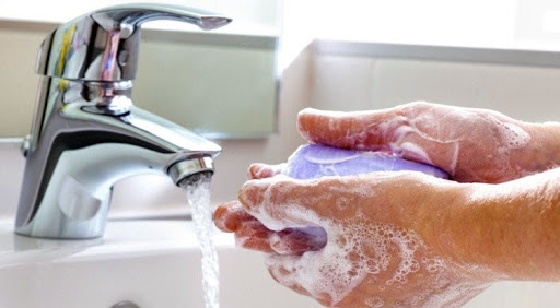Dùng xà phòng rửa tay sẽ tốt hơn