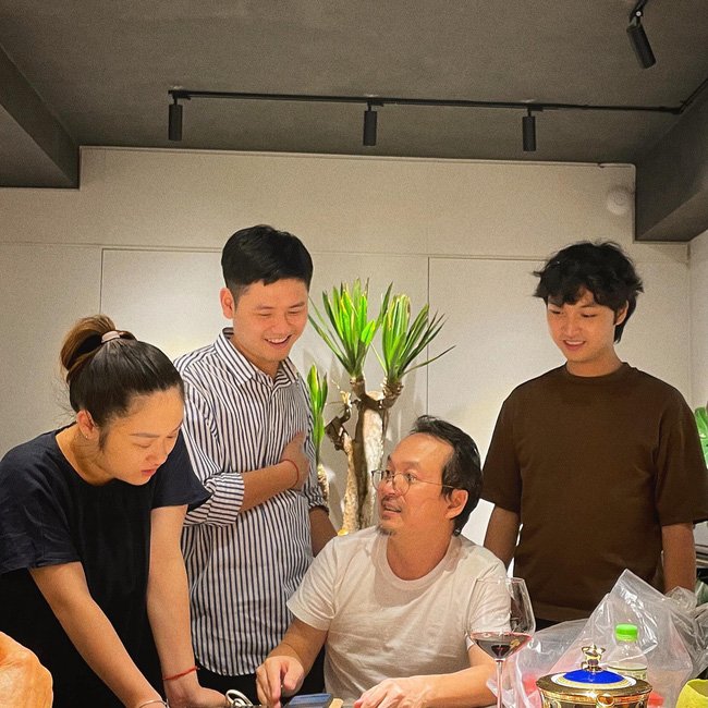 Nhạc sĩ Quốc Trung đã cập nhật ảnh đại diện chụp cùng các con khi ở nhà. Điều gây chú ý là dưới bài đăng, diva Thanh Lam là một trong những người đầu tiên để lại bình luận: 