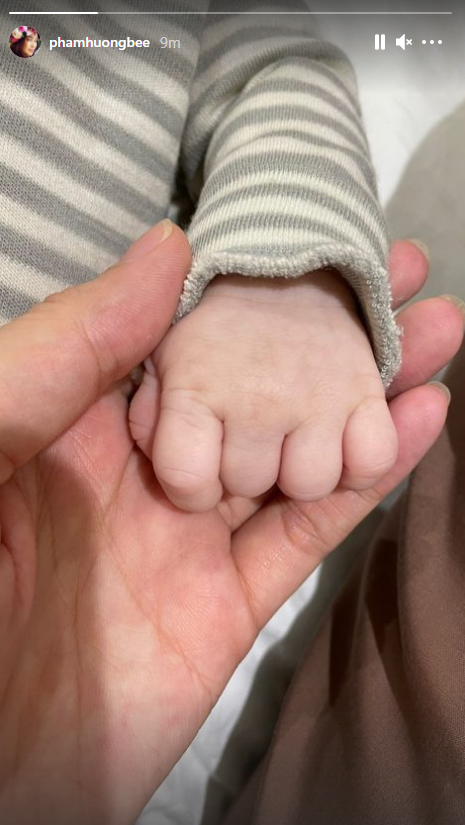 Vào đúng ngày sinh nhật của mình, Hoa hậu Phạm Hương gây xôn xao khi đăng ảnh nắm tay 1 em bé sơ sinh kèm dòng trạng thái: 