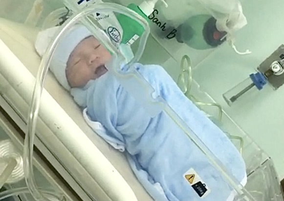 Em bé chào đời sớm hơn dự kiến nhưng khỏe mạnh và không mắc Covid-19.