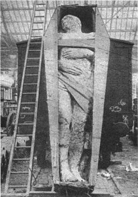 Bức ảnh “một người Ai len khổng lồ bị hóa thạch” cao 3,71m, nặng 2 tấn và có 6 ngón ở chân phải.