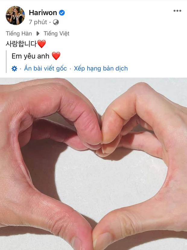 Sau khi chồng liên tục vướng ồn ào, Hari Won đã đăng ảnh 2 vợ chồng cùng ghép tay thành hình trái tim. Cô nhắn nhủ: 