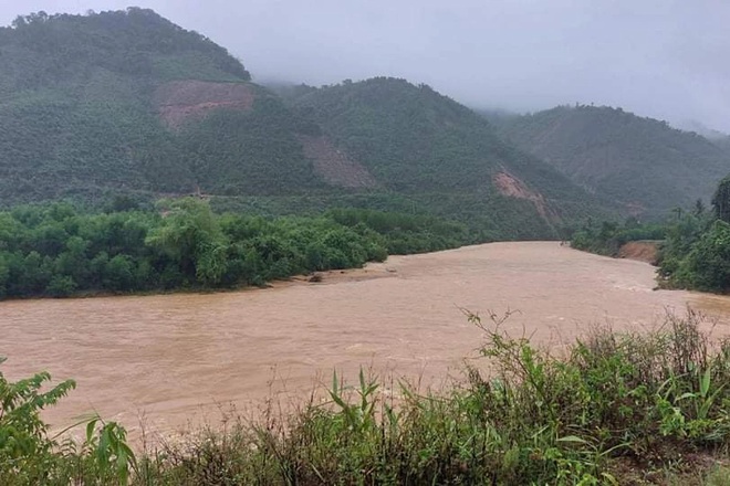 Nước lũ đang lên tại các sông qua huyện miền núi Nam Đông. Hiện có 37 người đi rừng tại huyện này mất liên lạc (Ảnh: Dân Trí)  