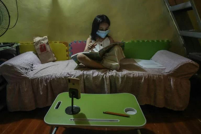 Học sinh Philippines phải học ở nhà kể từ khi dịch Covid-19 bùng phát.