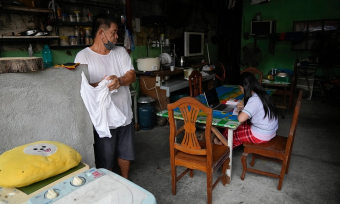 Một học sinh học trực tuyến tại nhà ở thành phố Quezon, Philippines, hôm 13/9.