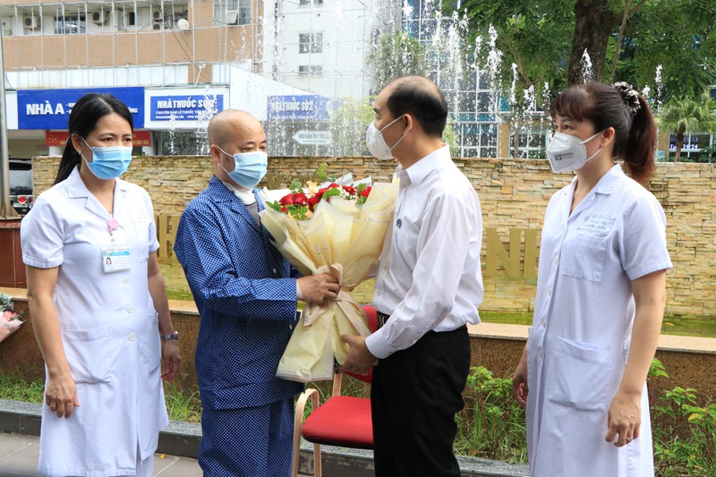 Lãnh đạo Sở Y tế Hà Nội chúc mừng nỗ lực của bệnh viện Thanh Nhàn và bệnh nhân Ngọc (Ảnh: PLO)  