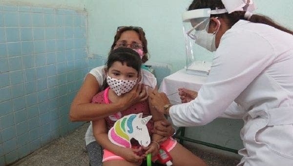 Cuba là quốc gia đầu tiên tiêm vắc xin cho trẻ trên 2 tuổi