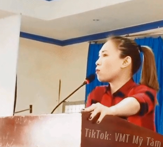 Một đoạn clip làm từ thiện của Mỹ Tâm đi trao quà cho bà con tại tỉnh Tiền Giang vào năm 2016 được chia sẻ lại. Hành động thể hiện sự khiêm tốn, cẩn thận và tôn trọng của cô với người dân gây xúc động. 