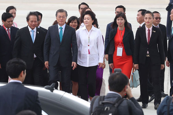 Thượng úy Đặng Thị Hồng Nhung (ngoài cùng bên phải) tham gia tháp tùng phu nhân tổng thống Hàn Quốc (Ảnh: Công an nhân dân)  