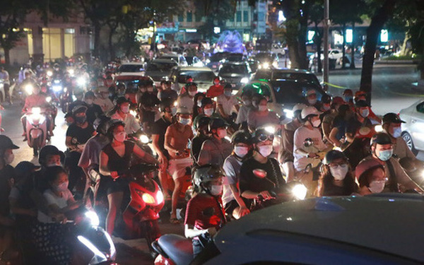 Đám đông đổ ra đường phố ở Hà Nội trong đêm Trung thu vừa qua.