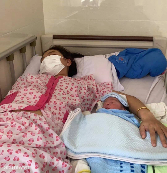 Chị Lê Linh cùng con trai mới sinh vài ngày tại bệnh viện Hùng Vương (TP.HCM). Cả hai mẹ con chị Linh đều mắc Covid-19 khiến tinh thần người mẹ trẻ bị suy sụp rất nhiều.  (Ảnh: Nhịp Sống Việt)
