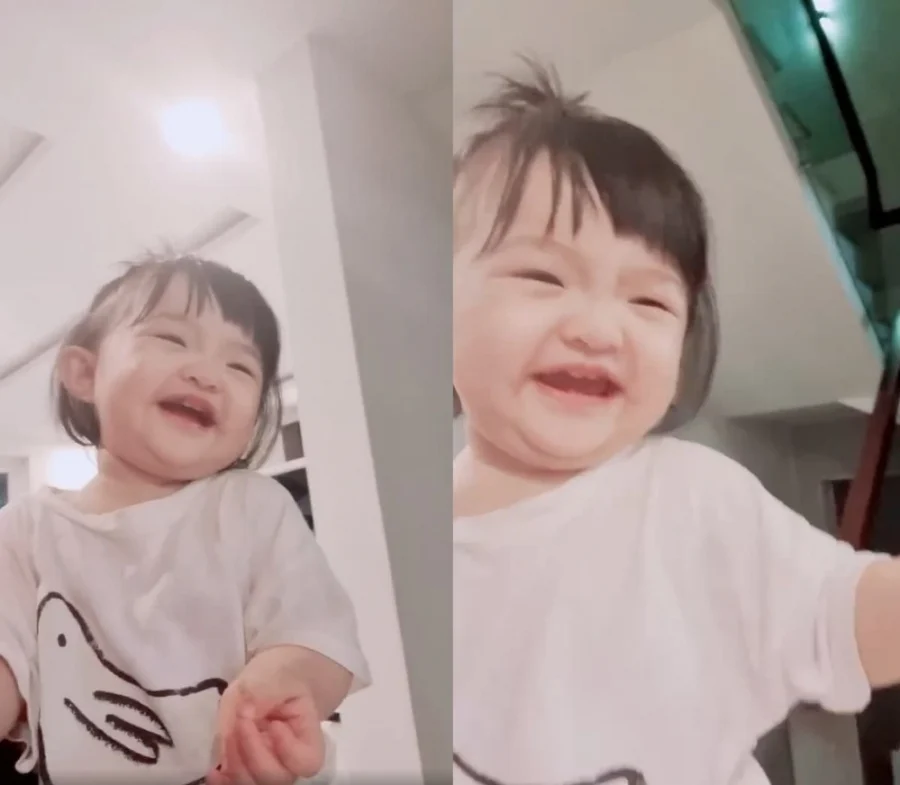 Đông Nhi tiết lộ hình ảnh dễ thương của con gái cưng ở nhà. Cô đăng tải video bé Winnie cười khanh khách trước ống kính. Chỉ cần trò đùa đơn giản cũng khiến khuôn mặt xinh xắn rạng rỡ như ánh mặt trời. 