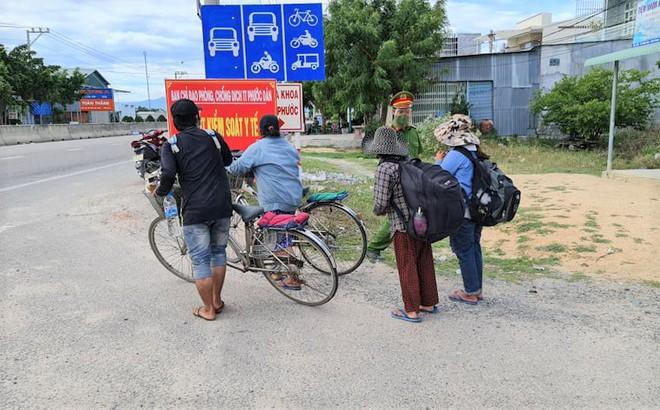 4 mẹ con đạp xe 10 ngày đêm về quê, được mọi người giúp đỡ (Ảnh: Tiền Phong)