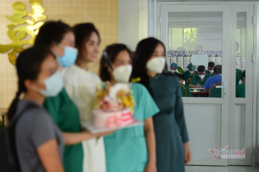 Bên ngoài phòng cưới, các bác sĩ vẫn tiếp tục hội chẩn cho bệnh nhân Covid-19. (Ảnh: VietNamNet)