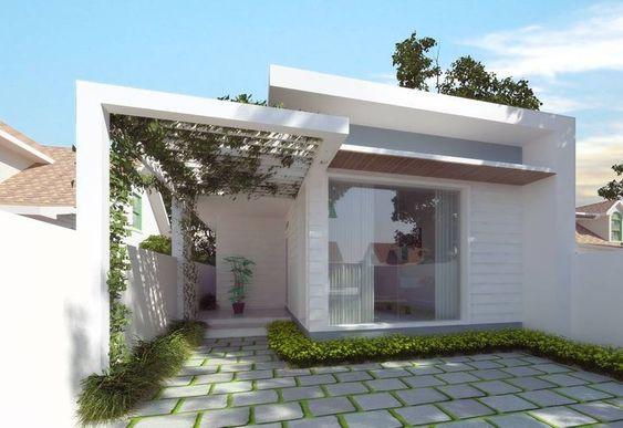 Căn nhà có thiết kế với khoảng sân rộng và chỗ trồng cây leo tạo không gian xanh.