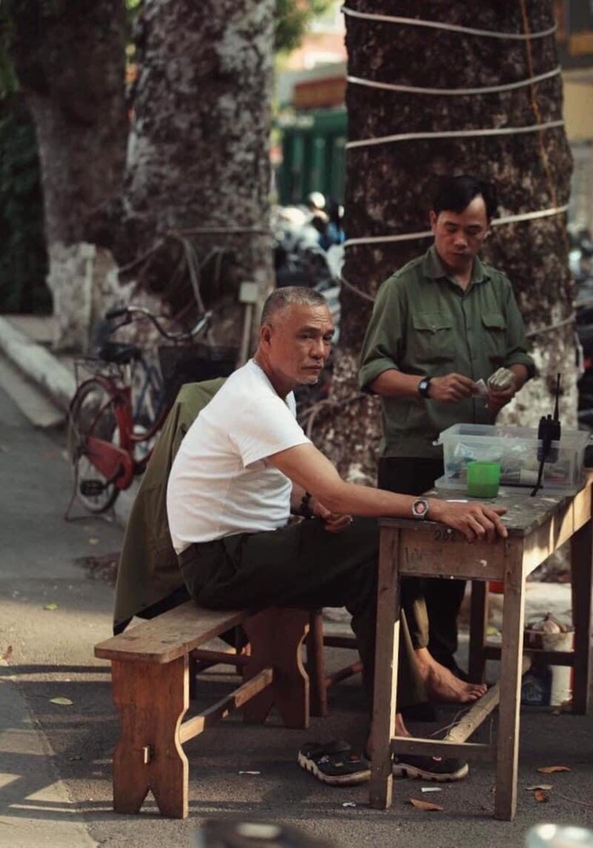 Hình ảnh bác bảo vệ của Đại học Hà Nội nổi rần rần trên mạng xã hội trong thời gian qua.