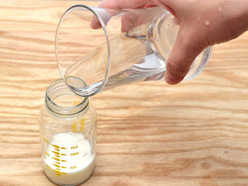 Nước dùng để pha sữa nên được đun sôi trong 5 phút, sau đó để nguội bớt (37 độ C), chuẩn bị sạch nơi pha sữa.    