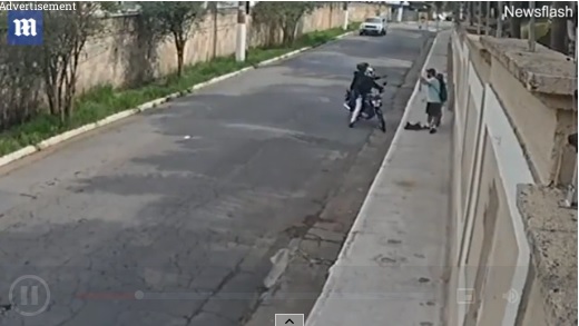 Hai tên cướp táo tợn chĩa súng vào người đi đường. Hình ảnh cắt ra từ clip