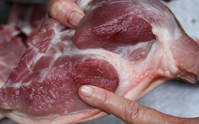 Nếu sờ vào thịt lợn thấy dính tay thì không nên mua