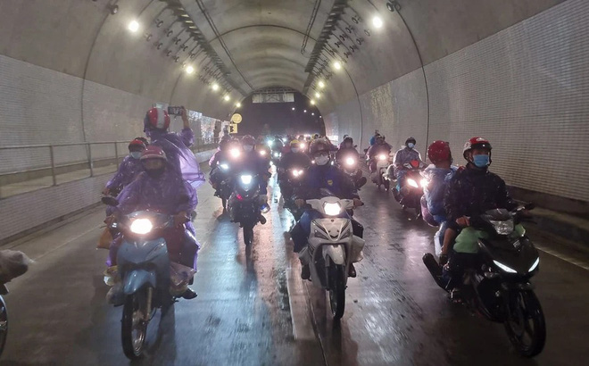 Đoàn người đi xe máy qua hầm Hải Vân trong đêm 6/10.